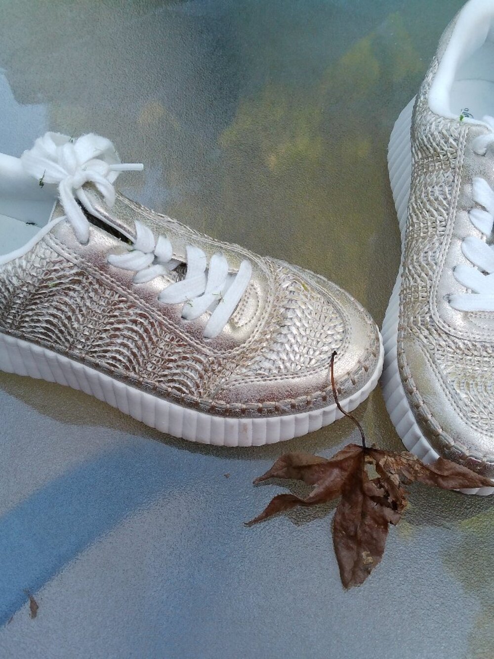 UNIVERSAL THREAD SIZE 7 SNEAKERS BRUSHED GOLD GREAT CONDITION